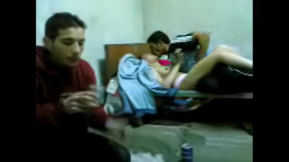 ديوث مصري يترك مراته تتناك امامه من صاحبه علشان شرب الحشيش