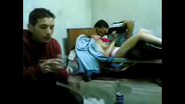 ديوث مصري يترك مراته تتناك امامه من صاحبه علشان شرب الحشيش
